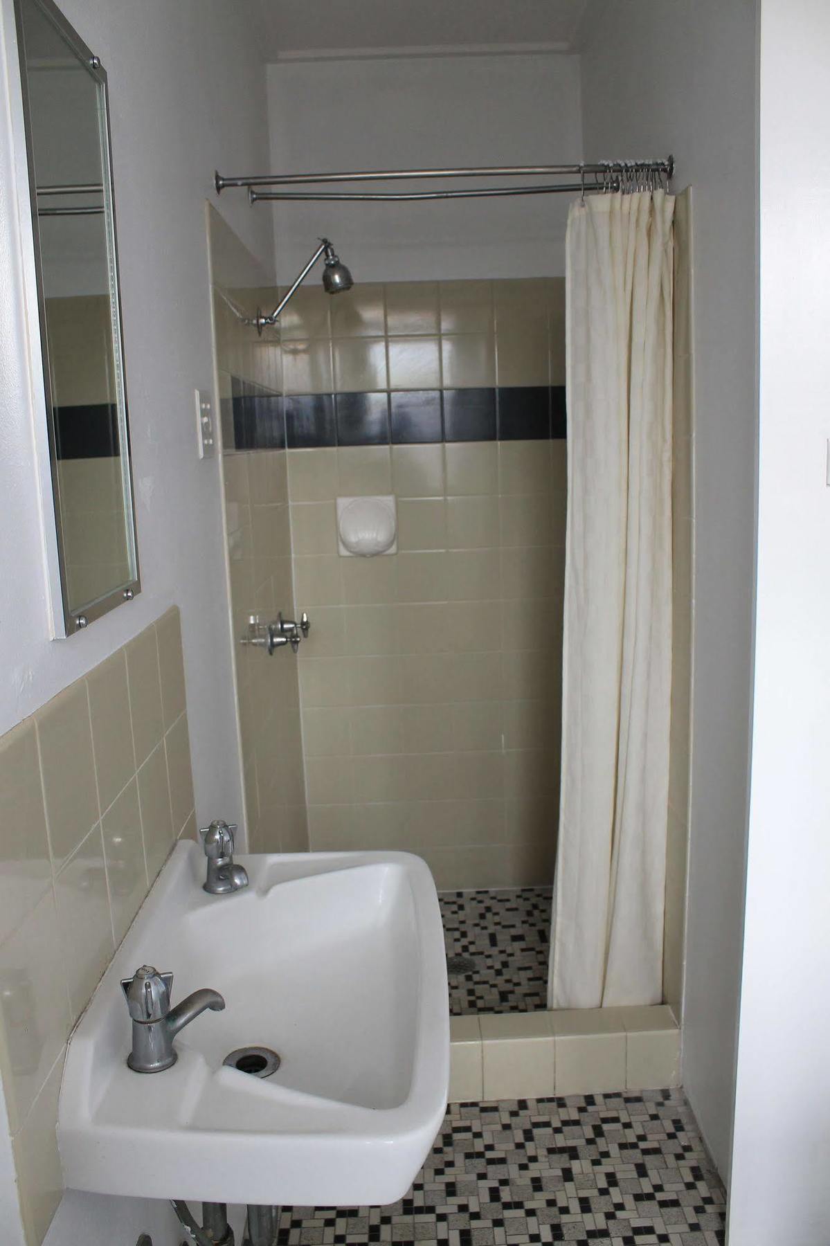 Motel House 4*
